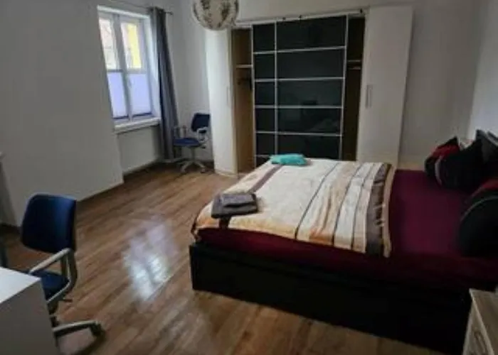 Schoene Vollausgestattete Monteurs- Gaestewohnung In Der Gartenstadt Und Naehe Geiseltalsee 2202 شقة Leuna