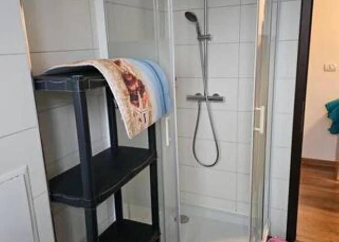 Schoene Vollausgestattete Monteurs- Gaestewohnung In Der Gartenstadt Und Naehe Geiseltalsee 2202 شقة Leuna